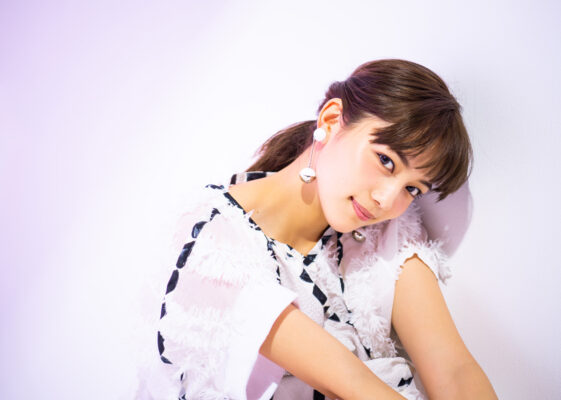 スタジオでポーズを取る女性モデルの写真（川口春奈のモデル・女優としての経歴と年収をイメージしたカット）