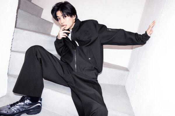 高橋文哉がカジュアルな服装でポーズを取るシーン。映画や舞台出演に関する活動写真。