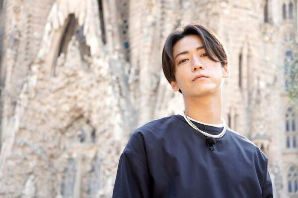 世界遺産サグラダファミリア前で撮影された旅番組ロケ中の男性タレントの写真