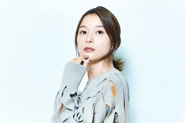 芳根京子のアイキャッチ画像。グレーのニットを着て穏やかな表情を見せる自然体のポートレート。