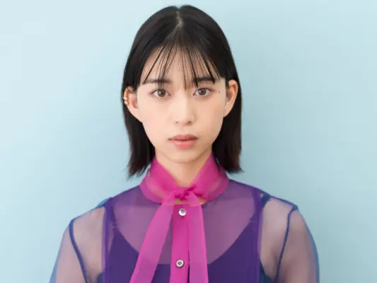 モデルや俳優として活躍する人物の経歴を紹介する画像。背景にはプロフェッショナルなイメージが強調されており、彼女のキャリアの成長を表現。