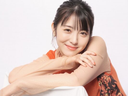 オレンジ系ワンピース姿で微笑む浜辺美波のアップ写真 経歴紹介やプロフィール用の宣材ポートレート