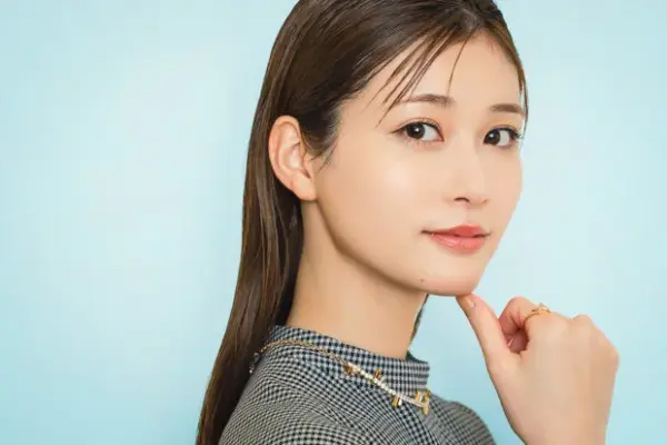 水色の背景の前で横顔気味にほほえむ生見愛瑠のプロフィールポートレート写真"> <!-- 画像6：アイキャッチ