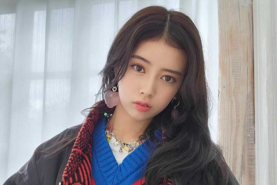 RIMAのプロフィール写真｜年収記事アイキャッチ（黒髪ロング・カジュアル）