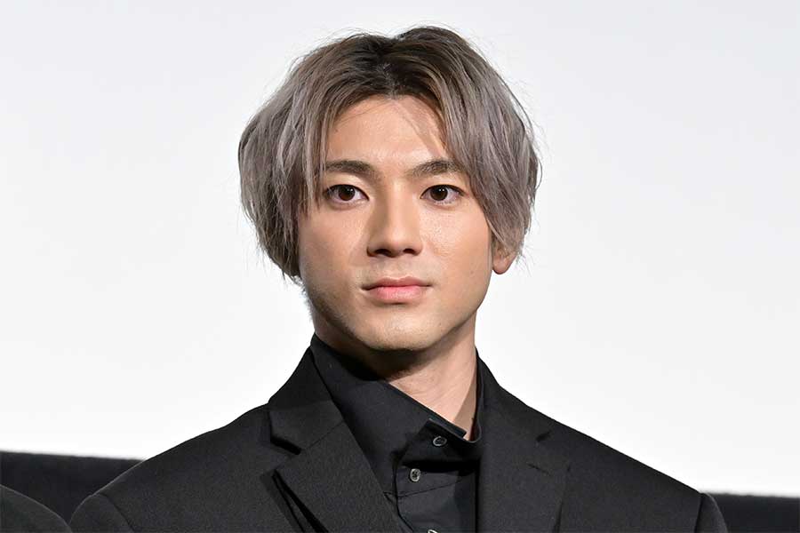 黒スーツの山田裕貴の正面ポートレート写真（アイキャッチ用）