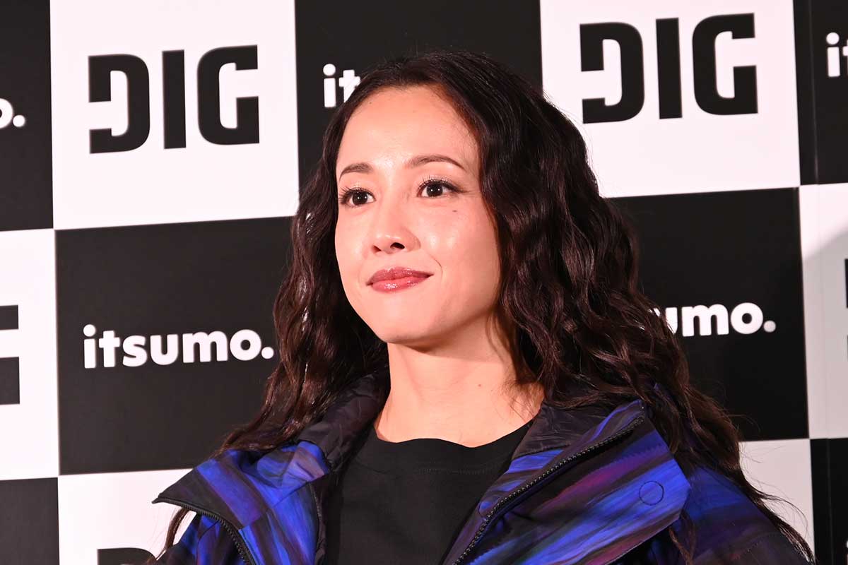 イベント会場で囲み取材を受ける女性俳優のアップ写真（女優の現在の年収や活動内容を解説する記事用）