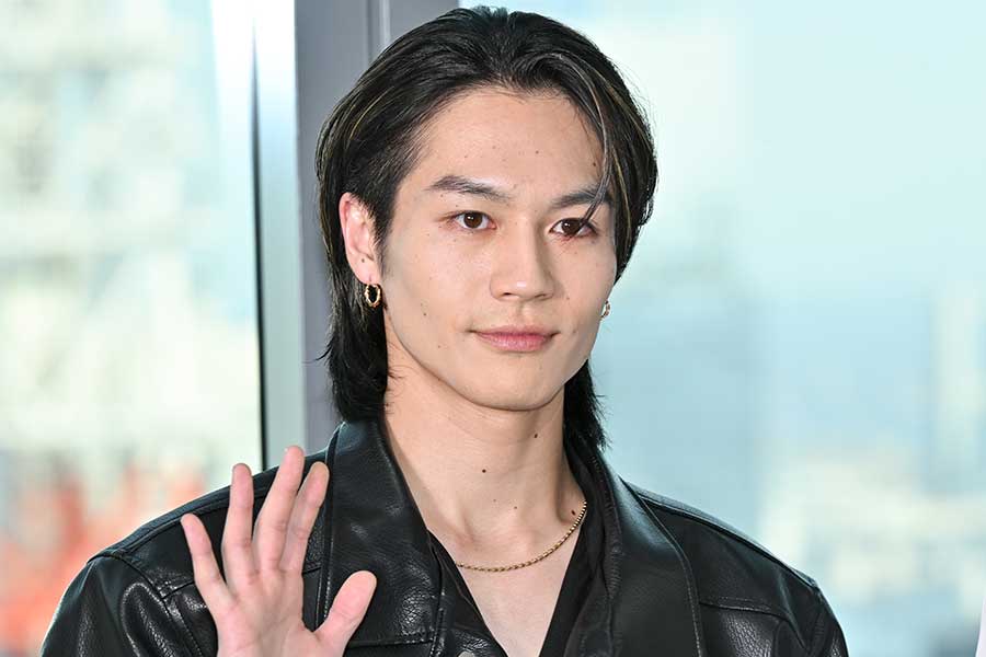 ベージュのジャケットを着てカメラを見つめる松田元太の上半身ポートレート インタビューカットとして使われる俳優の経歴紹介用画像