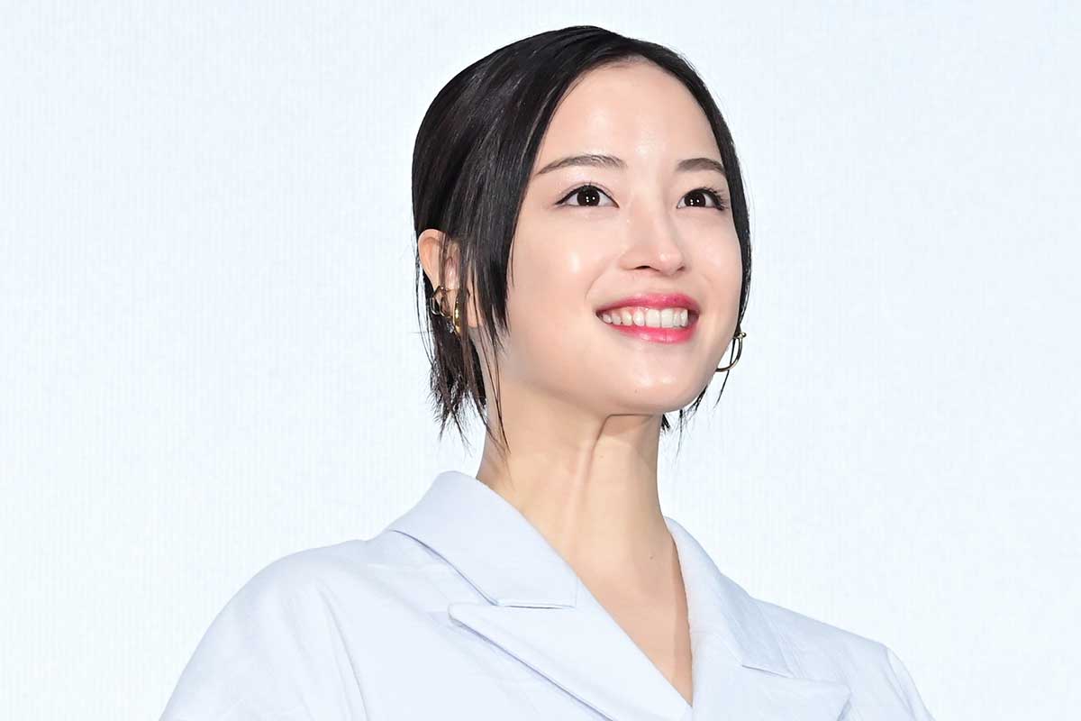 白い衣装でステージ上から笑顔を向ける広瀬すずのアップ写真（年収・出演作まとめ記事のアイキャッチ）