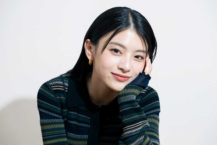 ボーダーニットを着て頬杖をつき微笑む出口夏希 女優兼モデルとしての経歴紹介用プロフィール写真