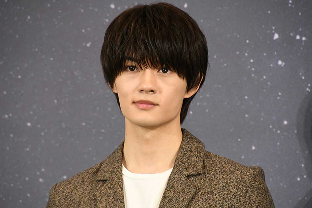 スーツ姿で前を見つめる佐野勇斗のアップ写真（年収と出演歴を解説する記事のアイキャッチ）