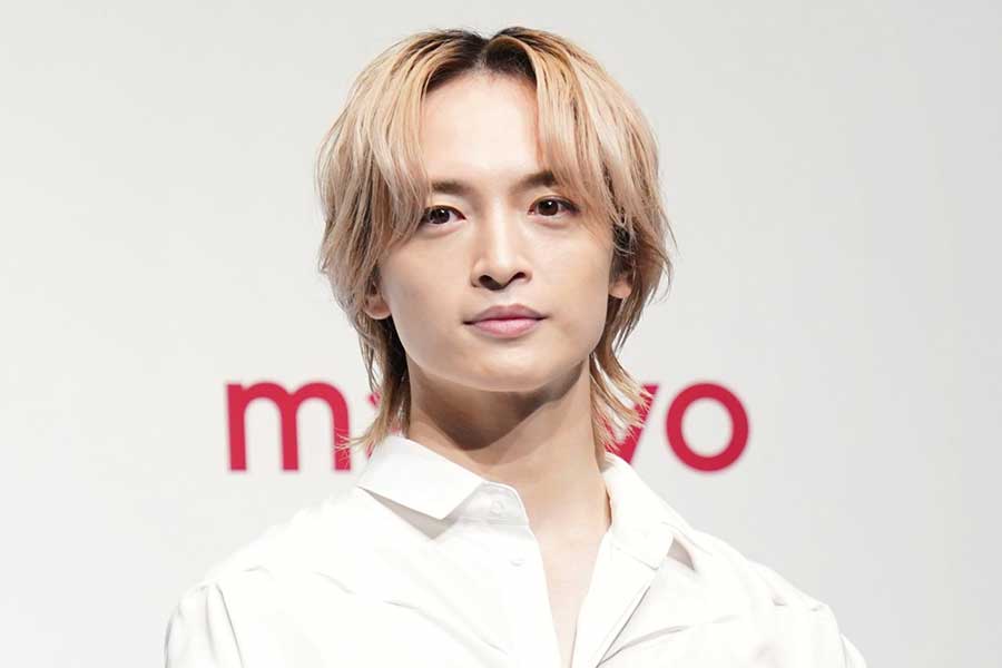 玉森裕太の最新年収やプロフィールをまとめたブログ記事のアイキャッチとして使える、金髪の若い男性が白いシャツ姿で正面を向いている宣材風ポートレート写真