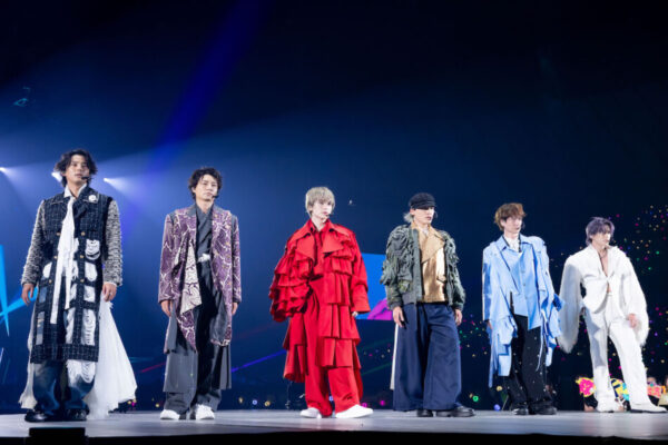 玉森裕太の年収や収入源を解説する記事用イメージとして、6人組男性アイドルグループがドーム公演ステージに並んでパフォーマンスしているライブ写真