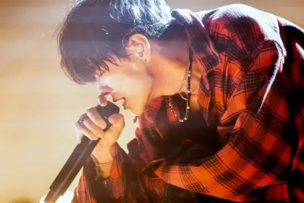 男性アーティストがライブで熱唱する横顔アップ｜俳優の年収や音楽活動の稼ぎ方をイメージした写真