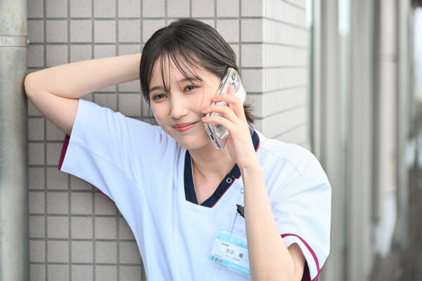 本田翼が看護師役としてスマホで通話するドラマのワンシーン｜本田翼の年収やドラマ出演実績を解説する記事用画像