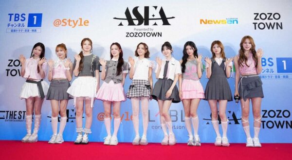 NiziU（RIMA所属）のレッドカーペット集合写真｜授賞式登場の様子