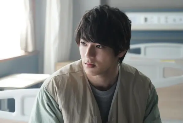 病室のベッド脇で物思いにふける山田裕貴のドラマ場面写真