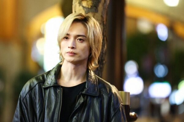 玉森裕太の年収やドラマ出演ギャラを紹介する記事用イメージとして、金髪の若い男性がレザージャケット姿で夜の街に立つシリアスなワンシーンの写真