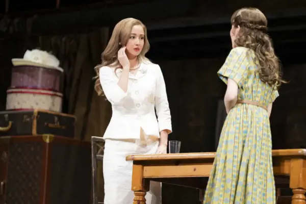 舞台上で向かい合って会話する二人の女性キャストのシーン写真（女優の年収とキャリア解説記事用イメージ）