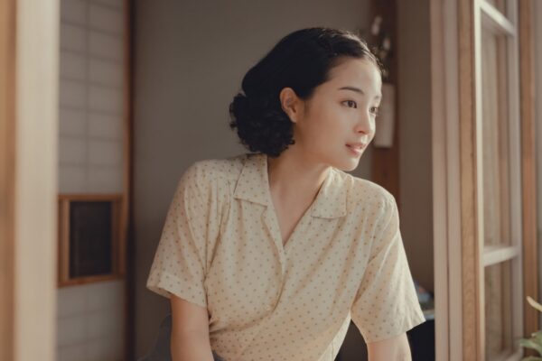 和室の窓辺でもの思いにふけるように横顔を見せる広瀬すずの人物写真（ドラマ・映画シーン風）