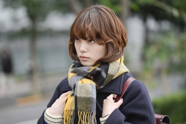 平手友梨奈がチェック柄マフラーとコート姿で前を見つめるドラマシーン風ショット