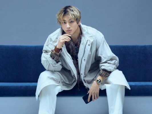 白系アウターでソファに座る山田裕貴のファッションポートレート写真