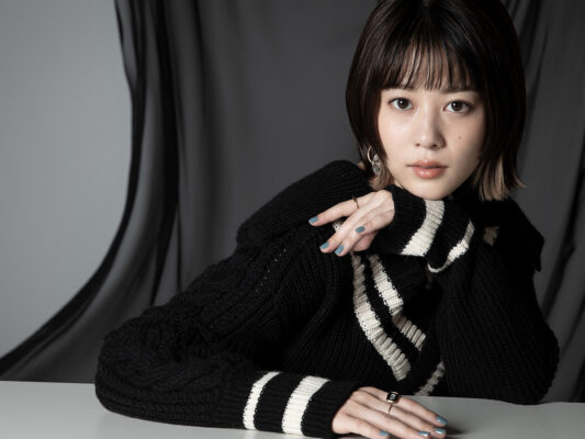 黒いニットを着た高畑充希のポートレート写真｜クールな表情のアップ