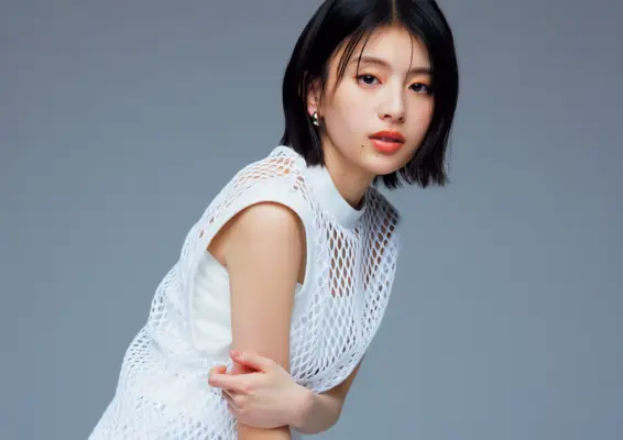 白いノースリーブトップスを着た出口夏希のスタジオポートレート 年収解説記事のアイキャッチ画像