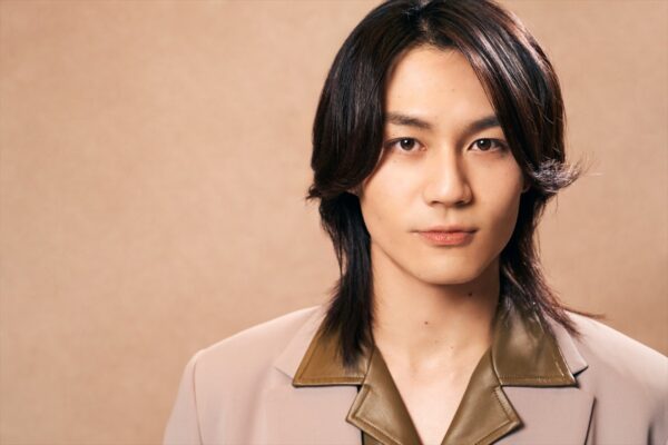 ベージュのジャケットを着てカメラを見つめる松田元太の上半身ポートレート インタビューカットとして使われる俳優の経歴紹介用画像