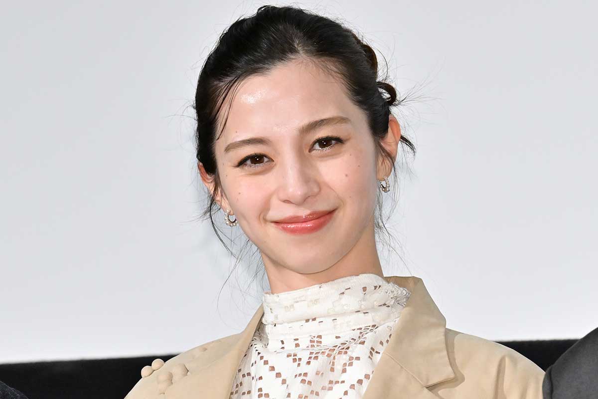 笑顔の中条あやみのアップ写真　プロフィールと経歴紹介・推定年収解説記事のアイキャッチ用画像