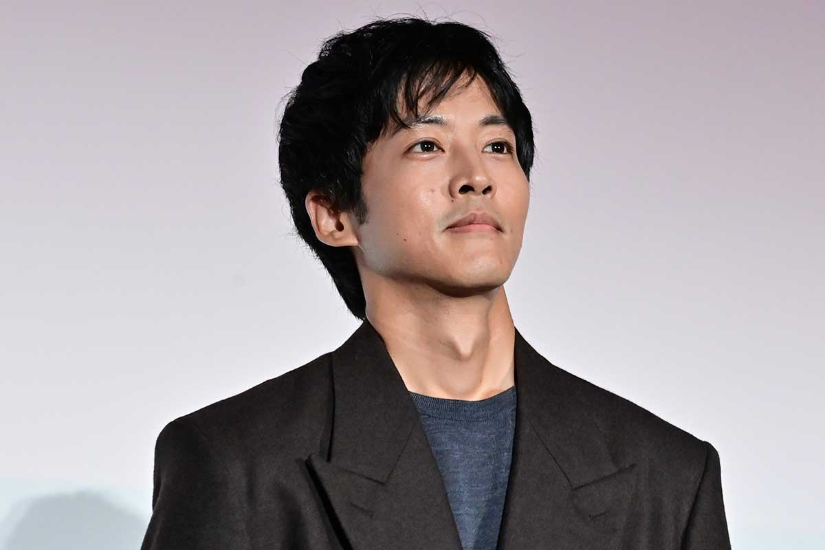 松坂桃李の正面アップ写真｜年収や代表作を解説する記事のアイキャッチ用イメージ