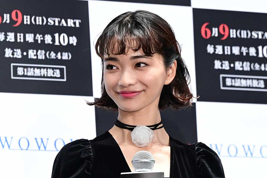 見上愛がイベントでマイクを手に微笑む写真（年収推移・経歴記事のアイキャッチ）