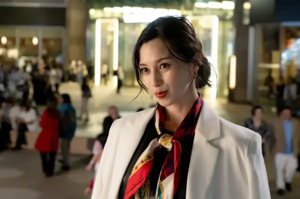 中条あやみが白いジャケットとスカーフ姿で夜の街に立つ最新ドラマシーン　2025年の活躍と年収特集用イメージ