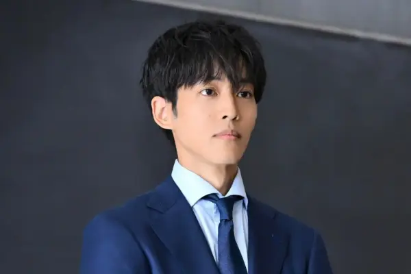 スーツ姿の松坂桃李の上半身写真｜今年の主演ドラマや映画で活躍する人気俳優のビジネスイメージ