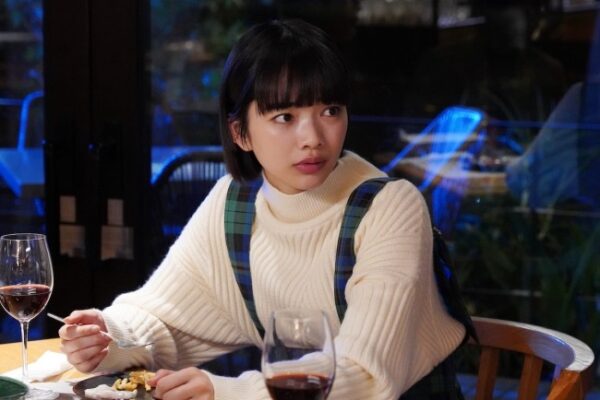 ドラマの食事シーンでワイングラスと料理を前に会話する女性の写真（出演作・年収記事向け）