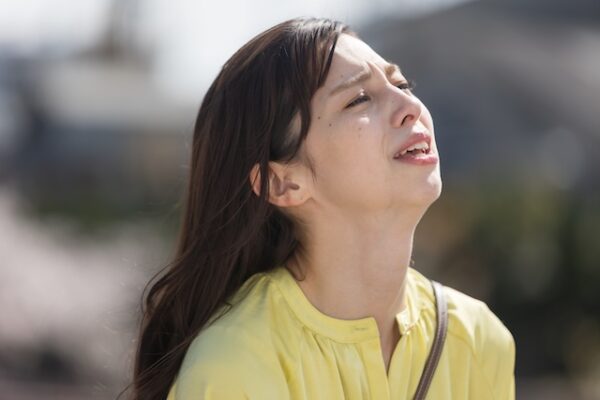 中条あやみが黄色いブラウスで涙を流す感動シーン　映画・ドラマでの演技力と年収アップの理由を象徴するカット