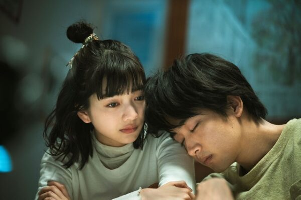 見上愛が男性に寄り添う映画のワンシーン（出演作・年収推定の解説用）