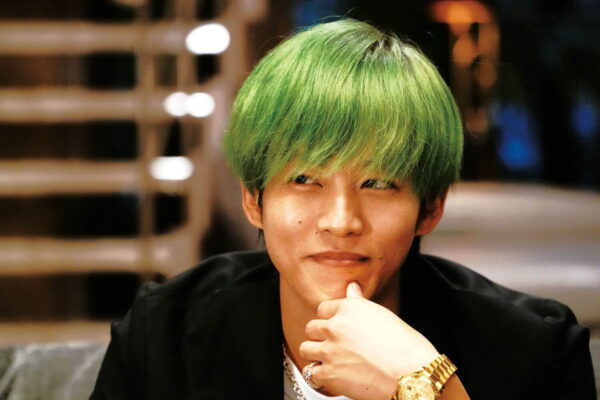 緑色の髪型でほほえむ松坂桃李のアップ写真｜昨年の話題作で見せた個性的なビジュアルと好調な活躍をイメージ