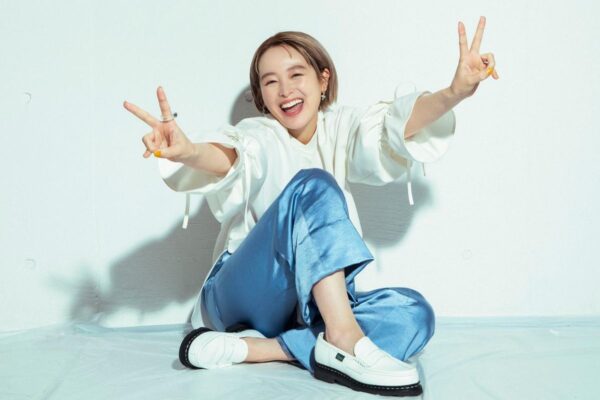 清野菜名がスタジオで座りピースサインをする全身カット（プロフィール／経歴用）