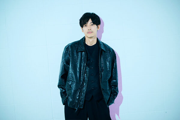 レザージャケット姿で立つ松坂桃李の全身写真｜俳優としての経歴と年収の成長を象徴するクールなビジュアル