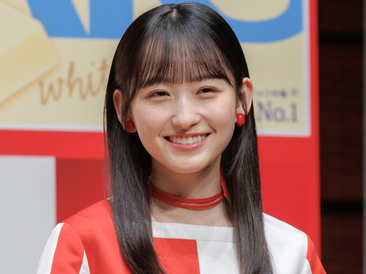 一ノ瀬美空の年収推移・収入源を解説する記事のアイキャッチ｜イベント会場で微笑む女性のバストアップ写真