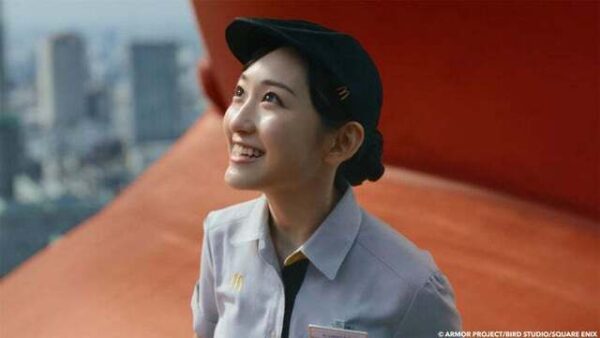 一ノ瀬美空の今年の予想年収（2025年）に関する記事イメージ｜制服姿で上を見上げる女性のシーン