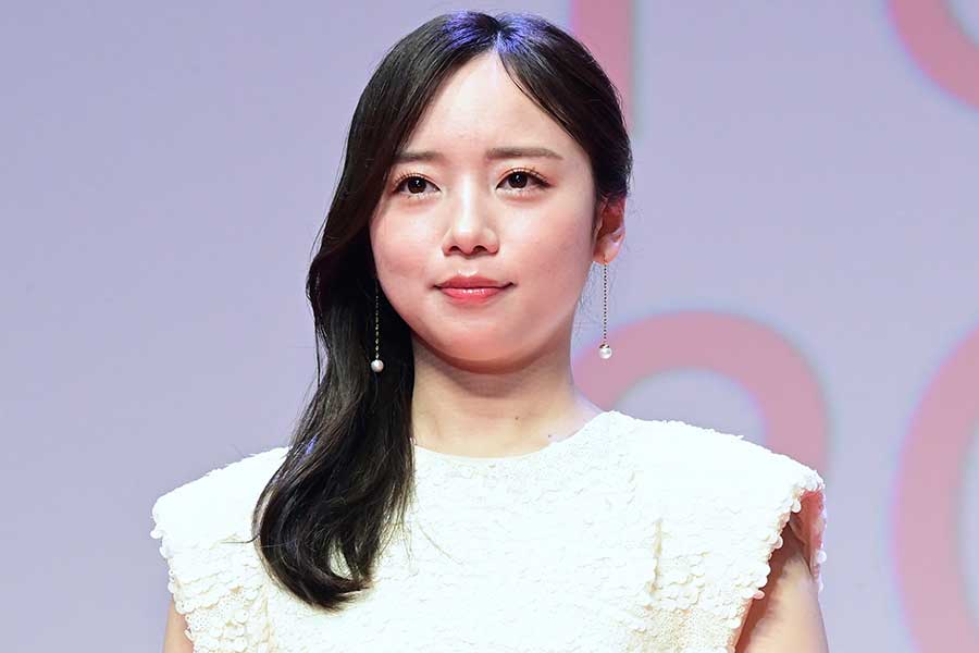 白いドレス姿でイベント登壇する齊藤京子のアップ写真｜女優・タレントとしての品のある表情のポートレート