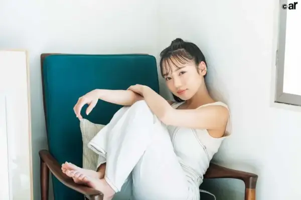 部屋でリラックスして椅子に座る齊藤京子の全身カット｜モデルとしてのスタイルと私服風コーデが分かる写真