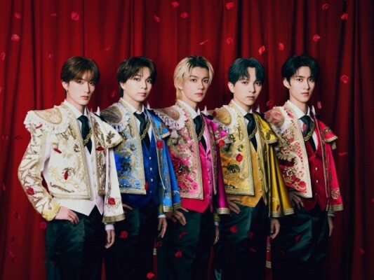 赤いカーテン前で華やかな刺繍入り衣装を着た5人組男性アイドルグループのアーティスト写真